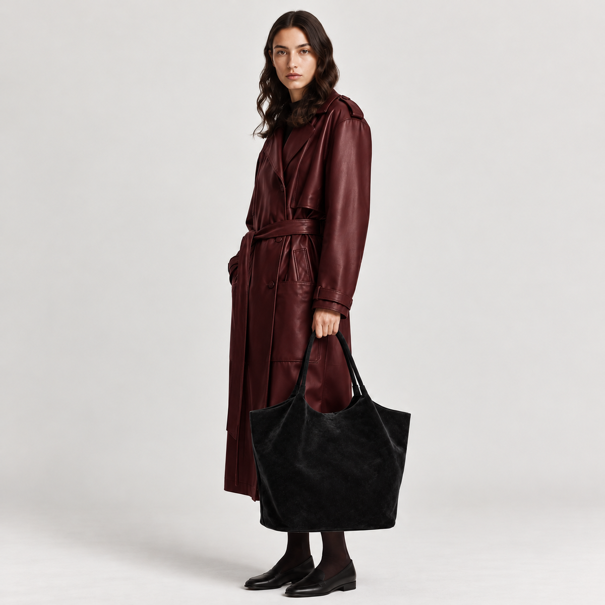 Sac Gabby OGAMERI noir porté avec un trench bordeaux